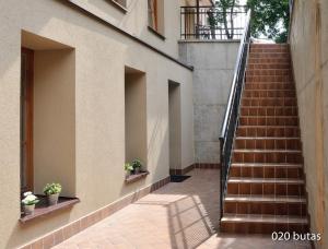 una escalera que conduce a un edificio con macetas en Luxurious apartment en Vilna