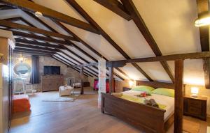 sypialnia z dużym łóżkiem na poddaszu w obiekcie Apartments Villa ViDa Orebić w Orebiciu