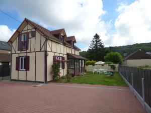 una casa con una entrada de ladrillo frente a un patio en Gîte Le Petit Chalet avec parking gratuit en Étretat