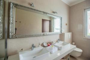 baño con 2 lavabos y espejo grande en Stone House Buljanovic, en Sali