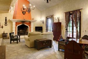ein Wohnzimmer mit Couch und Kamin in der Unterkunft Villa Brigadoon Corfu in Agios Ioannis Peristerion