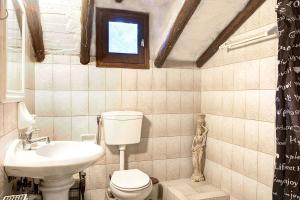 ein Badezimmer mit Toilette und Waschbecken in der Unterkunft Villa Brigadoon Corfu in Agios Ioannis Peristerion + 41 Fotos