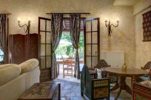 ein Wohnzimmer mit Couch und Tisch in der Unterkunft Villa Brigadoon Corfu in Agios Ioannis Peristerion