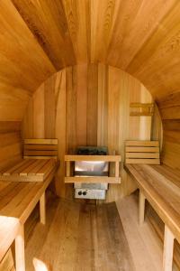 eine Sauna mit zwei Bänken in einem Holzzimmer in der Unterkunft Merrill House in Picton