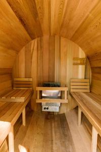 uma sauna com dois bancos numa sala de madeira em Merrill House em Picton