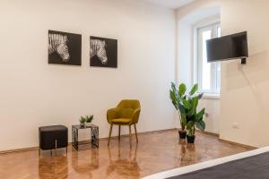 Televízia a/alebo spoločenská miestnosť v ubytovaní Elegante appartamento da 6 Blu&Oro