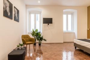 Televízia a/alebo spoločenská miestnosť v ubytovaní Elegante appartamento da 6 Blu&Oro