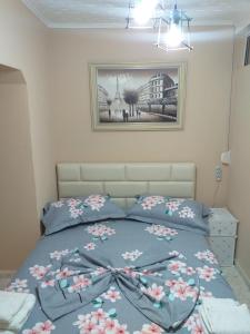 Een bed of bedden in een kamer bij Friendly Apartment