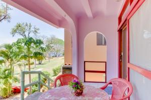 Habitación con balcón con mesa y sillas. en Flamingo Marina Resort, en Playa Flamingo