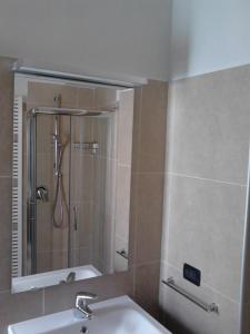 y baño con lavabo y ducha con espejo. en Residenza al Parco, en Brescia