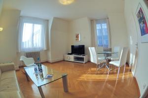 チューリッヒにあるSpacious 2-bedroom near lake - Stardust 32のリビングルーム(テーブル、白い椅子付) +6枚の写真