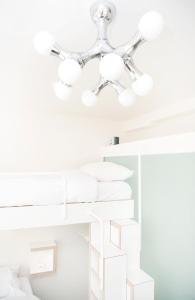 a bathroom with a ceiling fan and towels at Hotel Bruno in Middelburg