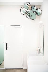 een badkamer met een wastafel en een spiegel bij Hotel Bruno in Middelburg
