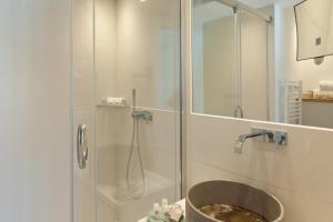 a bathroom with a shower with a glass door at Superbe T3 sur la Marina de Bonifacio in Bonifacio +6 photos