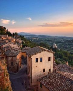 una vista aerea di un villaggio con edifici di Casa Collazzi a Montepulciano