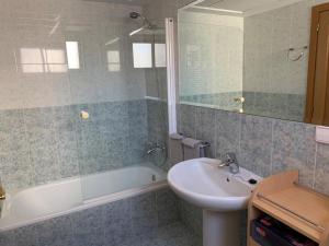 Koupelna v ubytování GEMELO 23 APARTMENT BEACH LEVANTE