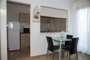 eine Küche und ein Esszimmer mit einem Tisch und Stühlen in der Unterkunft Apartamento con vistas al mar en Torre de la Horadada in Pilar de la Horadada