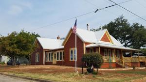 une maison arborant un drapeau américain au-dessus dans l'établissement 1890 Karcher Haus, à Llano