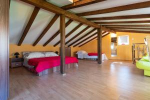 1 dormitorio con 2 camas en una habitación con techos de madera en Apartment Limun en Ližnjan