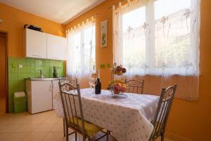 cocina con mesa y mantel blanco en Apartment Limun en Ližnjan