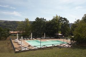 Widok na basen w obiekcie Country House della Posta lub jego pobliżu