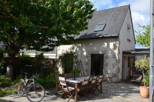 ein Tisch und Stühle vor einem Haus in der Unterkunft LA MAISON DE BIORD in Saint-Jacut-de-la-Mer