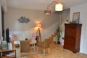 ein Wohnzimmer mit einer Couch und einem Tisch und Stühlen in der Unterkunft LA MAISON DE BIORD in Saint-Jacut-de-la-Mer
