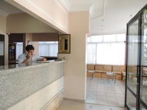 エディルネにあるAcikgoz Hotelのレストランの携帯電話を話している男
