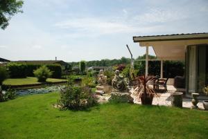 un jardín con una estatua en medio de un patio en Villa Pantano, en Berkhout