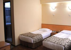Una cama o camas en una habitación de Acikgoz Hotel