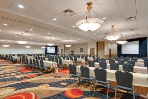 einen Konferenzraum mit Tischen und Stühlen in der Unterkunft Wyndham Riverfront Hotel in Little Rock