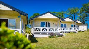 萨比诺瓦Holiday Camp Sarbinowo的度假村的一排别墅