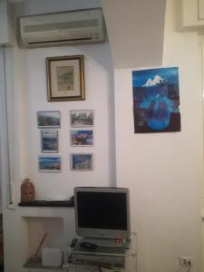 una camera con TV e immagini appese al muro di San Matteo Studio a Genova