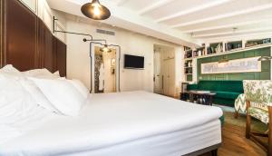 A bed or beds in a room at Hotel Cort