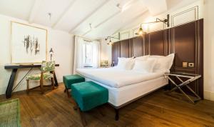 A bed or beds in a room at Hotel Cort