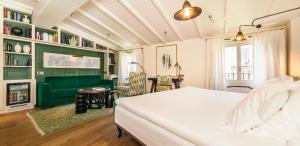 A bed or beds in a room at Hotel Cort
