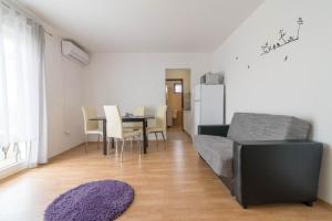 een woonkamer met een bank en een tafel bij Apartment Summer in Sukošan