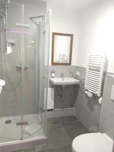W łazience znajduje się prysznic i umywalka. w obiekcie Hotel am Stadion VANINO cucina ITALIAN w mieście Bielefeld