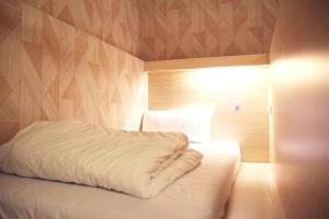Cama o camas de una habitación en 晶城青年旅館