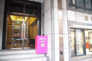 różowa książka siedząca na boku budynku w obiekcie 晶城青年旅館 4f w Tajpej