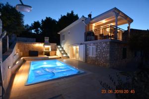 Bazén v ubytování Sealodge - Luxe Villa, private pool, mooring, parking, sea & mountain view, at 150 m from idyllic private beach nebo v jeho okolí