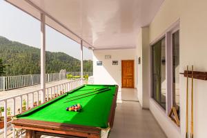 Biliár nebo kulečník v ubytování Zostel Homes Theog (Shimla)