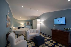 TV a/nebo společenská místnost v ubytování L' Araba Fenice Hotel & Resort