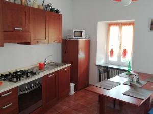 A kitchen or kitchenette at Invorio La Corte