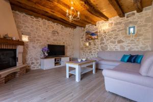 マリンスカにあるVilla Bogovski Dvoriのソファとテレビのあるリビングルーム