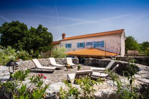 マリンスカにあるVilla Bogovski Dvoriのパティオ(ラウンジチェア付)、