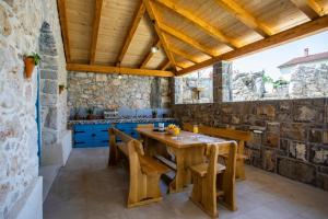 マリンスカにあるVilla Bogovski Dvoriの屋外キッチン(木製テーブル、椅子付)