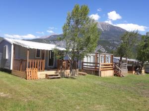 a group of houses with mountains in the background at mobil home paradisiaque in Crots