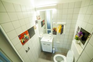 Baño blanco con aseo y lavamanos en Dr House, en Bitola