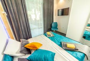 Un dormitorio con una cama con almohadas. en Dr House, en Bitola